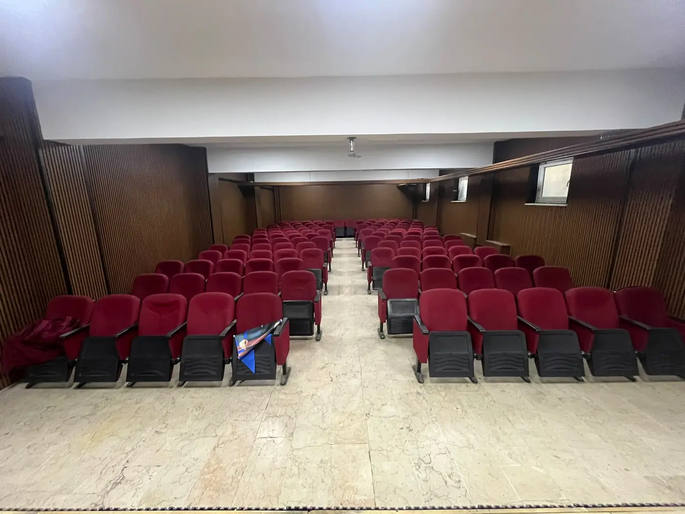 Lambri panel kaplamalı ve kırmızı koltuklu tamamlanmış konferans salonu